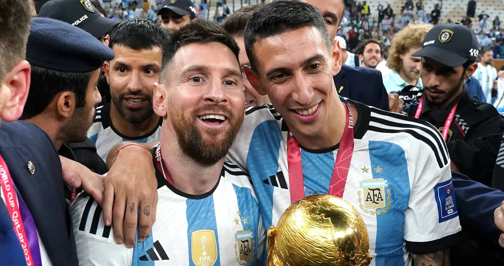 Messi y Di María celebrando con trofeo en mano