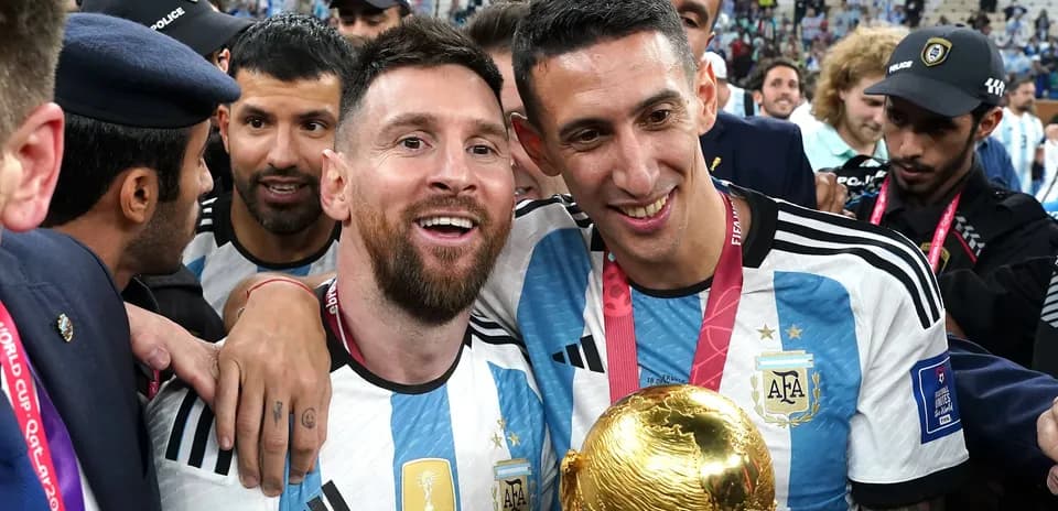 Messi y Di María celebrando con trofeo en mano