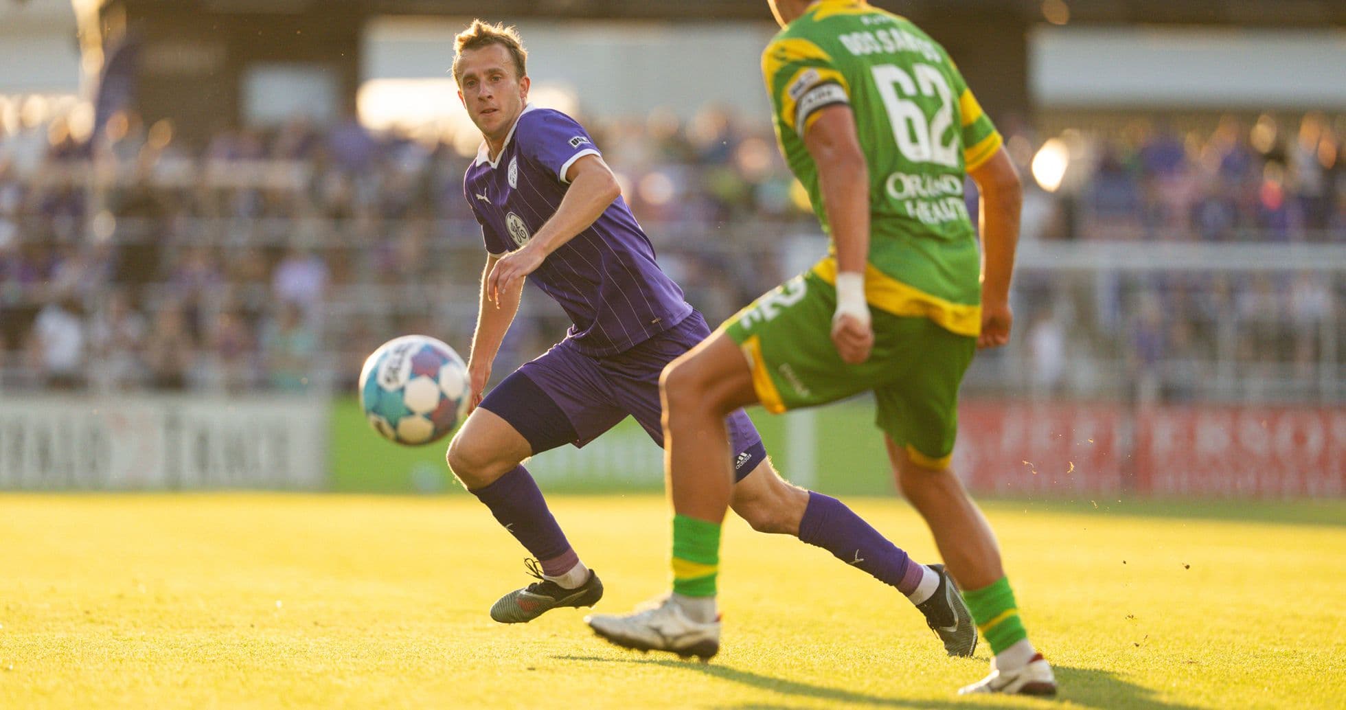 Jugador de Louisville City pasando el balón