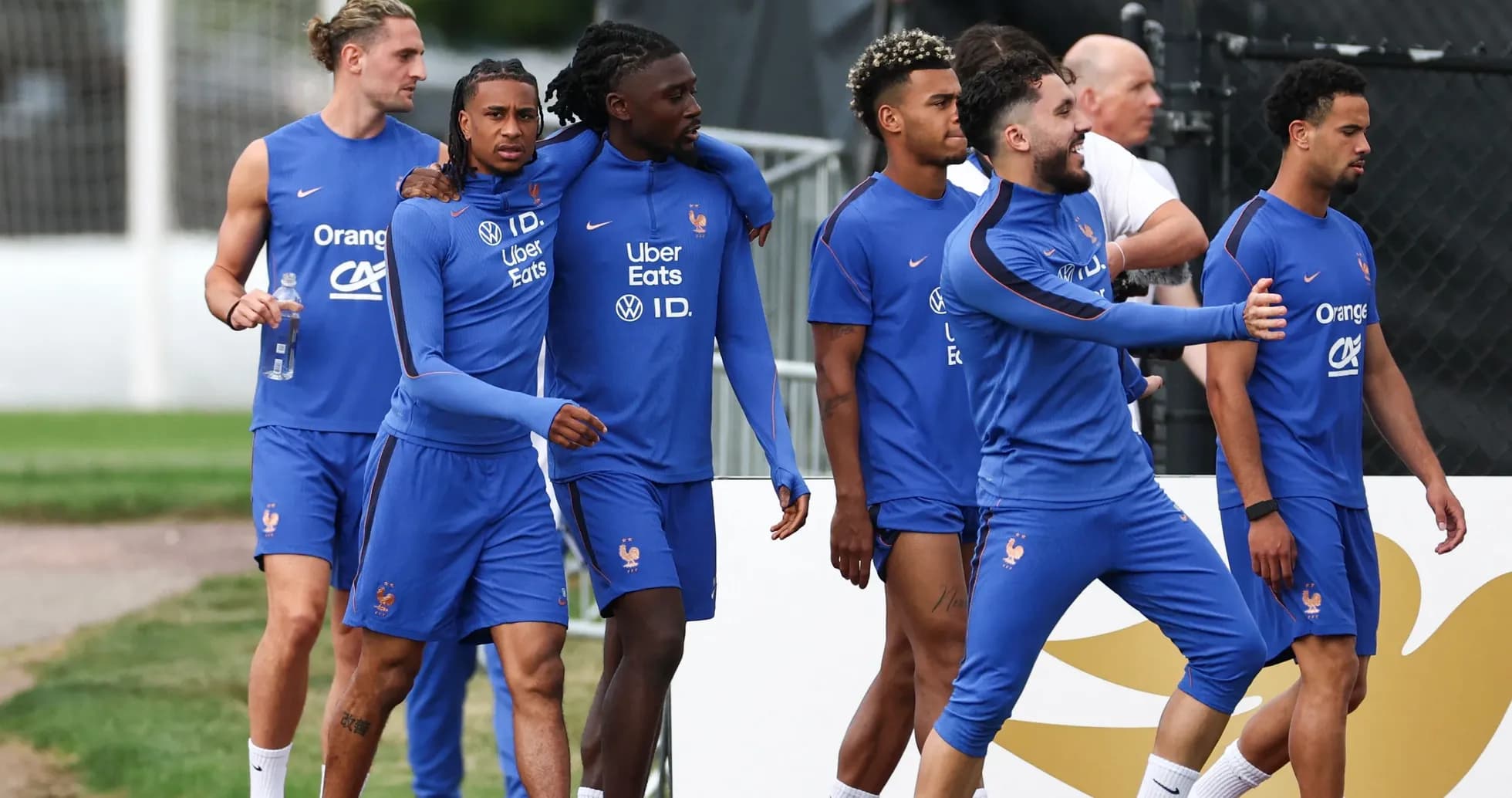Jugadores de la selección francesa caminando en entrenamiento