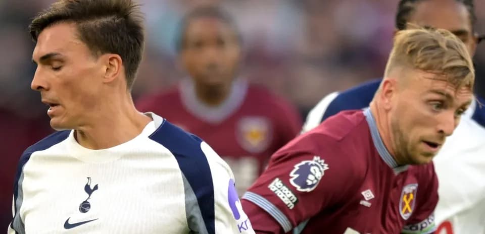 Jugadores de Tottenham y West Ham en acción durante partido