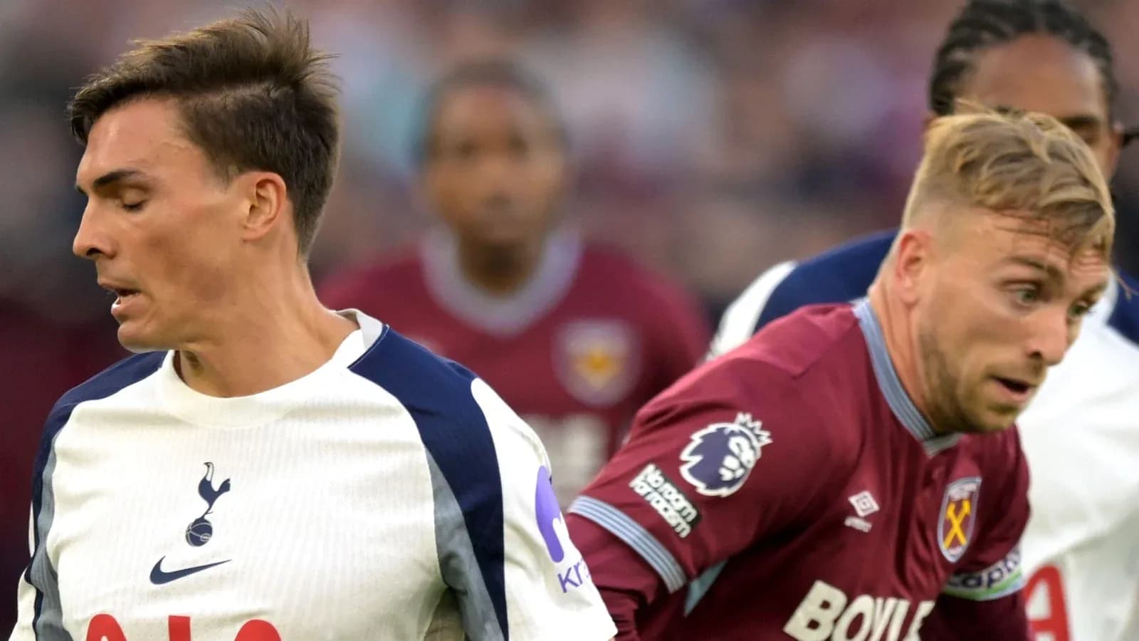Jugadores de Tottenham y West Ham en acción durante partido