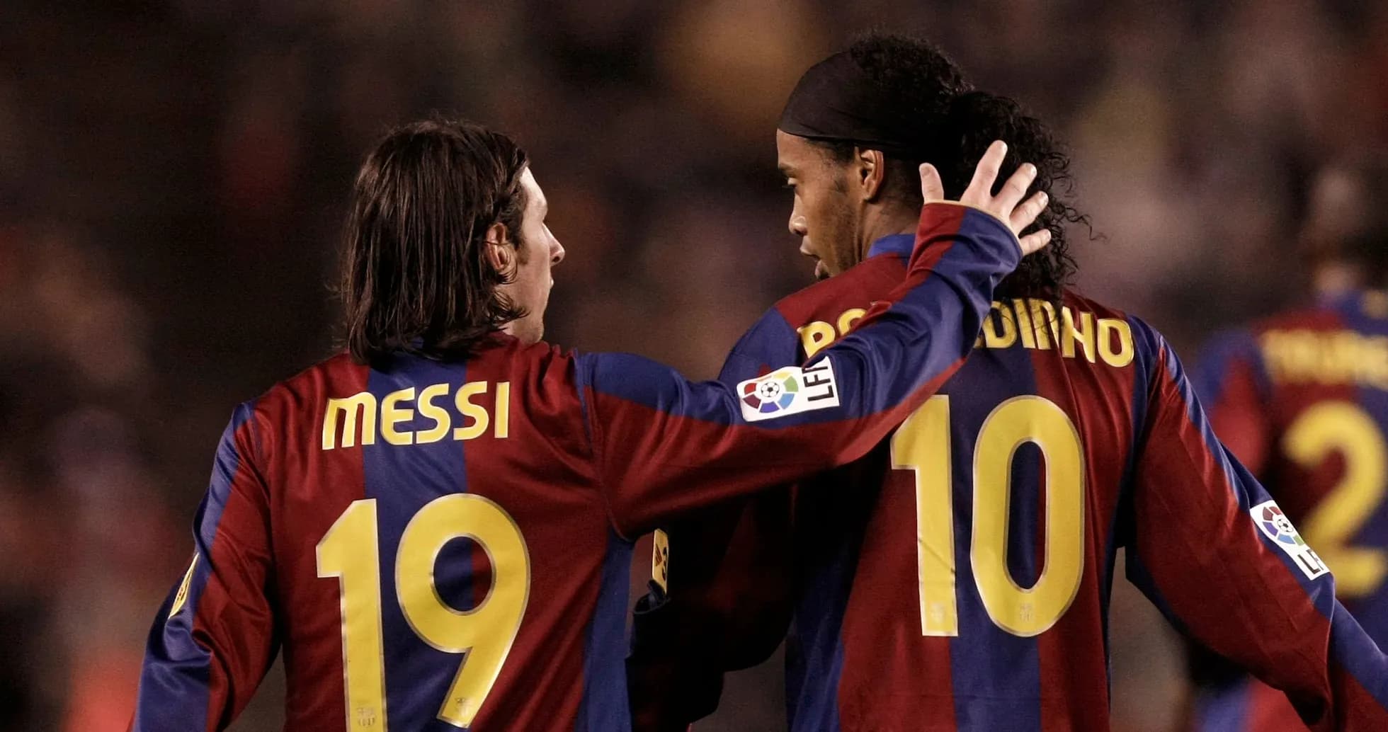 Messi y Ronaldinho conversando en el campo