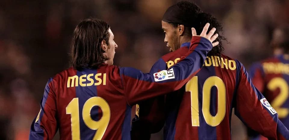 Messi y Ronaldinho conversando en el campo