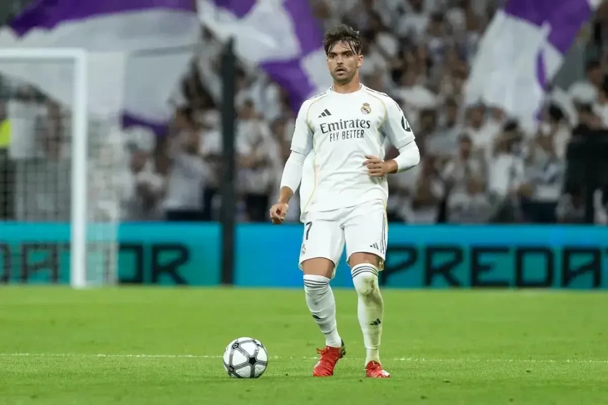 Jugador de Real Madrid preparándose para un tiro libre