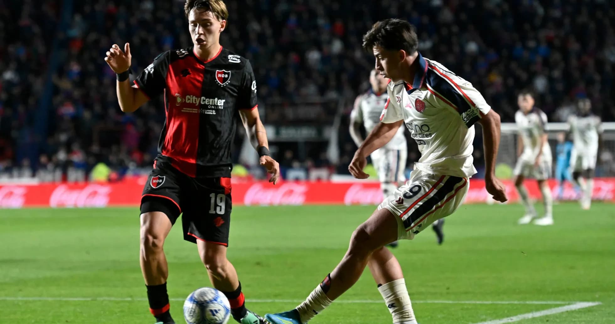 Jugadores de San Lorenzo y Newells en acción