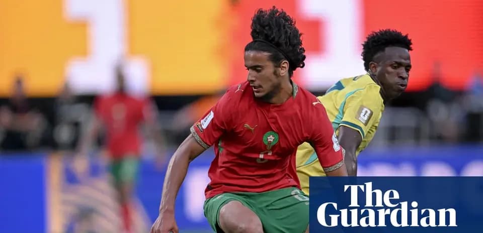 Jugador de Marruecos driblando a un oponente