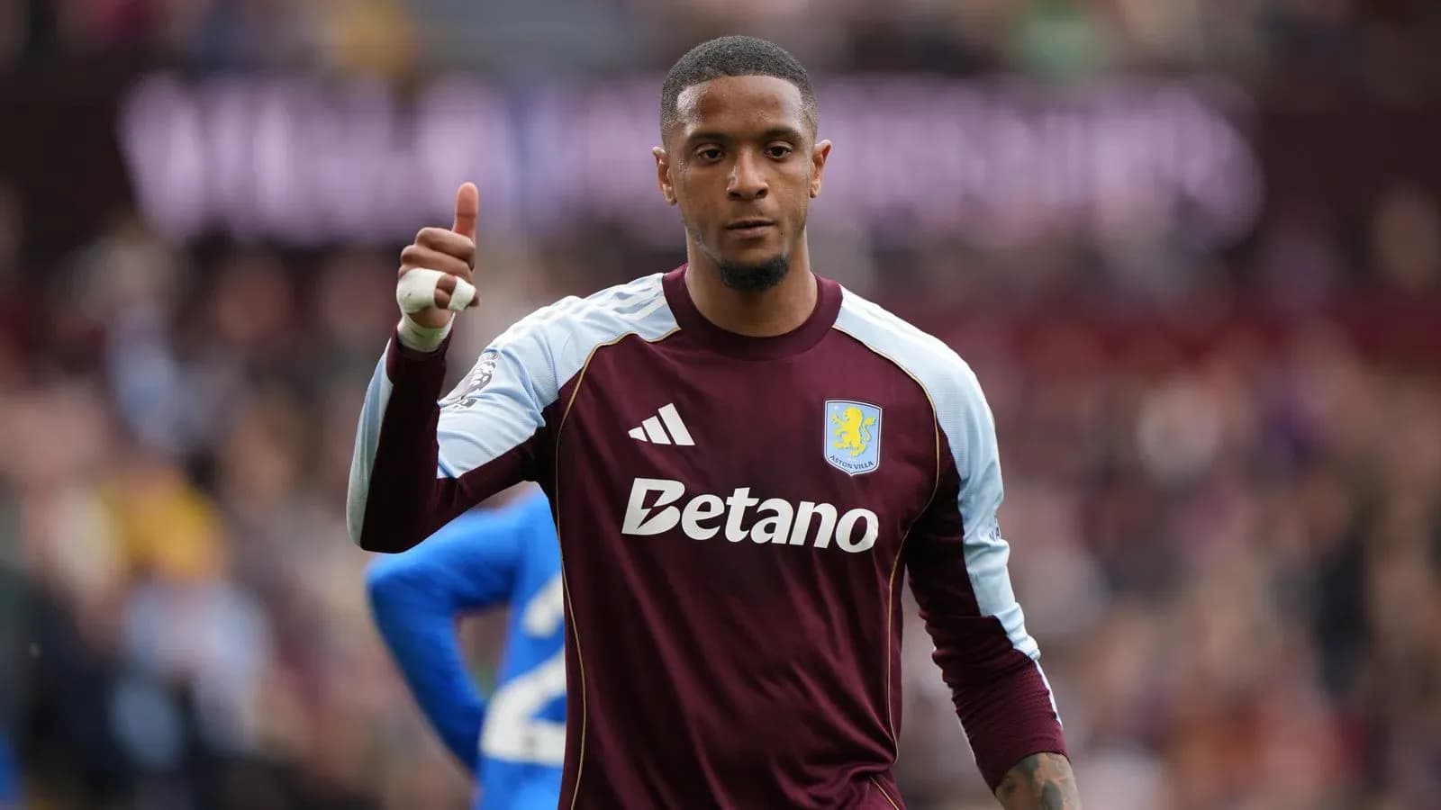 Portero de Aston Villa levantando el pulgar
