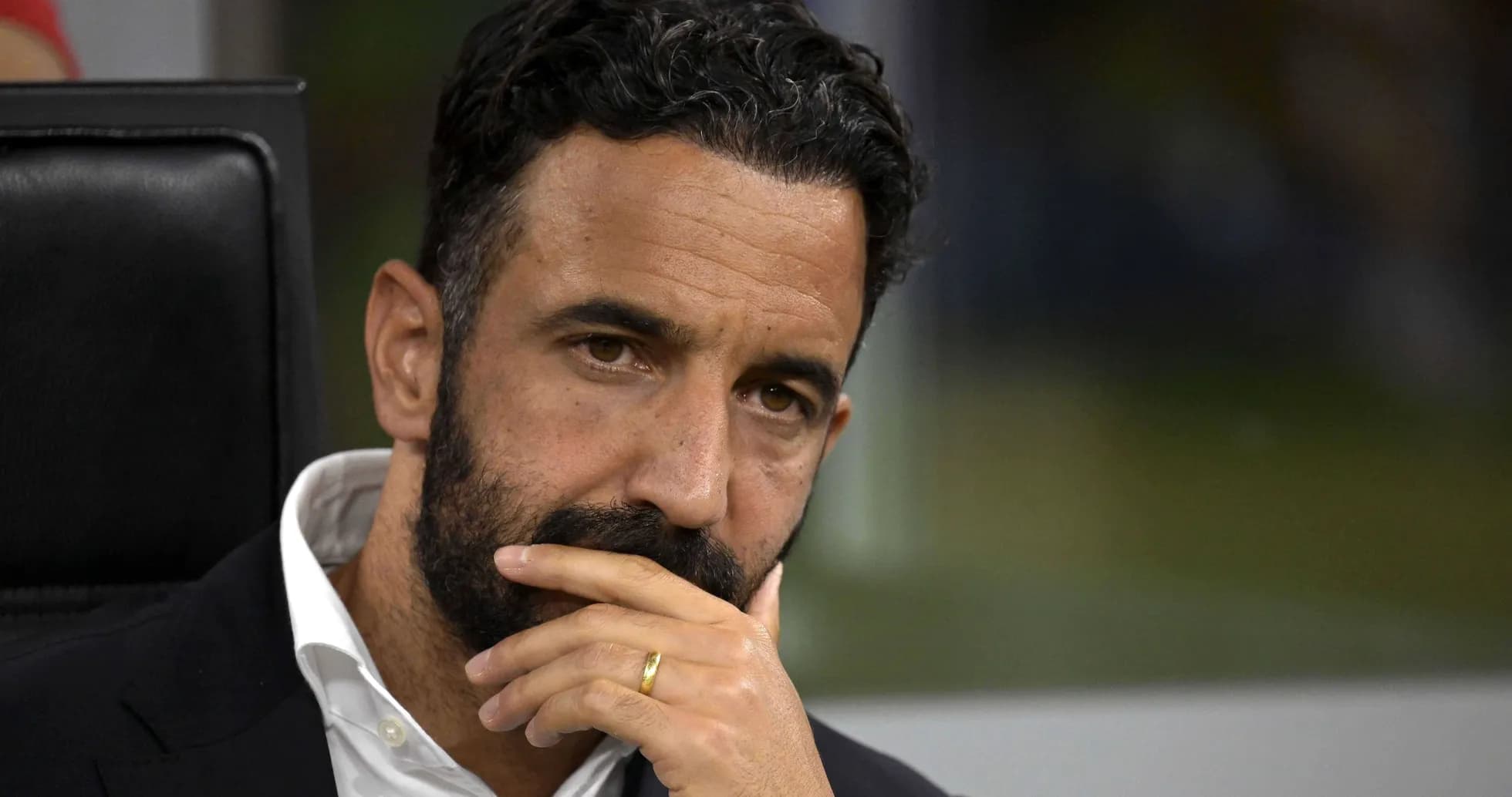 Entrenador pensativo en el banquillo durante el partido