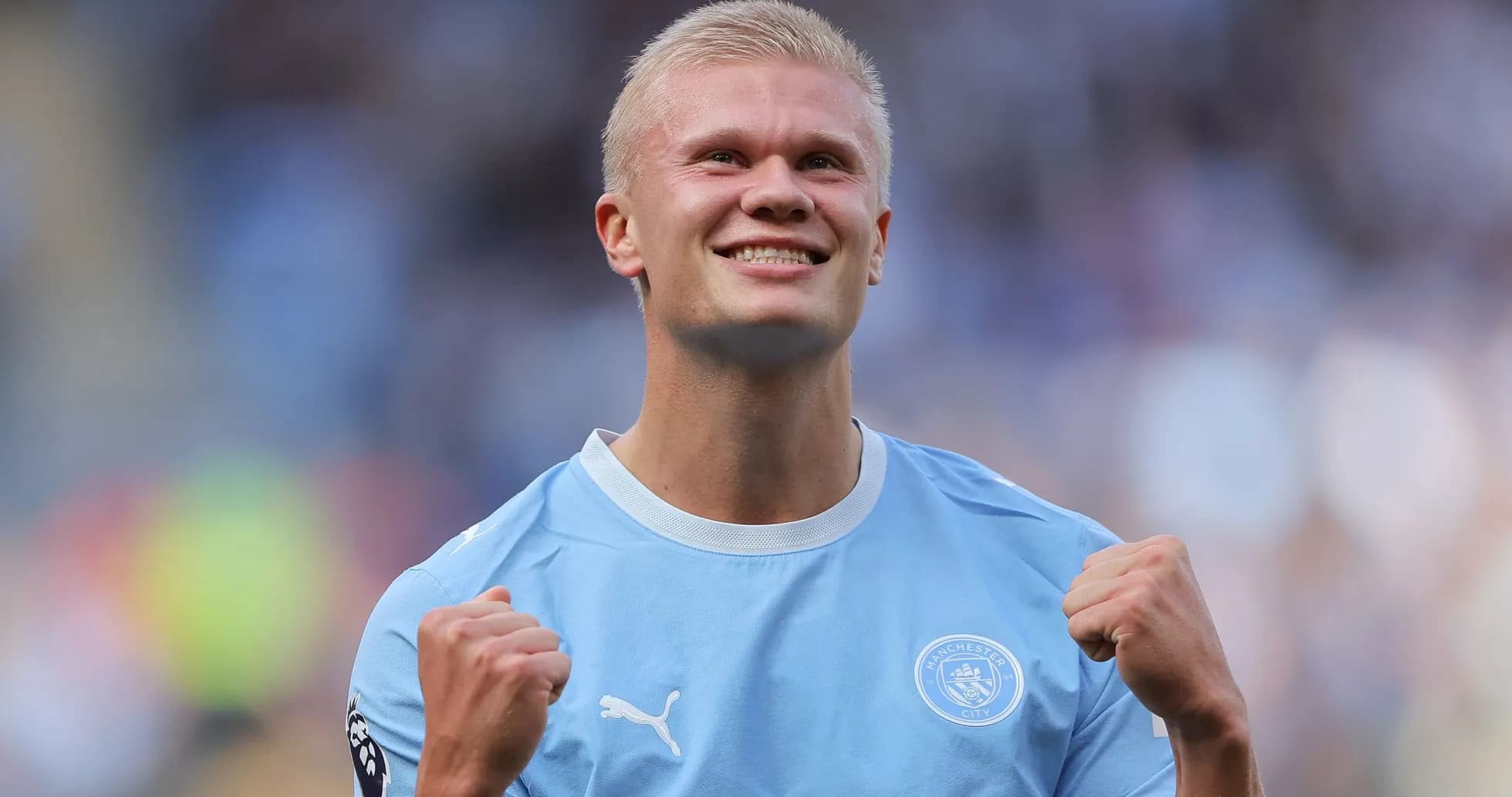 Jugador de Manchester City celebrando con los puños cerrados
