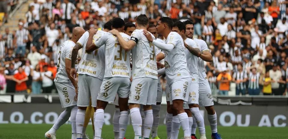 Jugadores de Atlético-MG celebrando en el campo