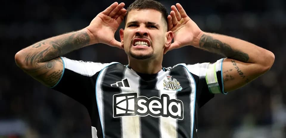 Jugador de Newcastle celebrando con gestos a la afición