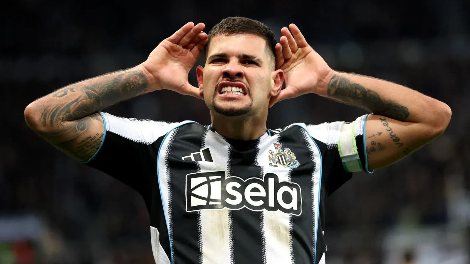Jugador de Newcastle celebrando con gestos a la afición
