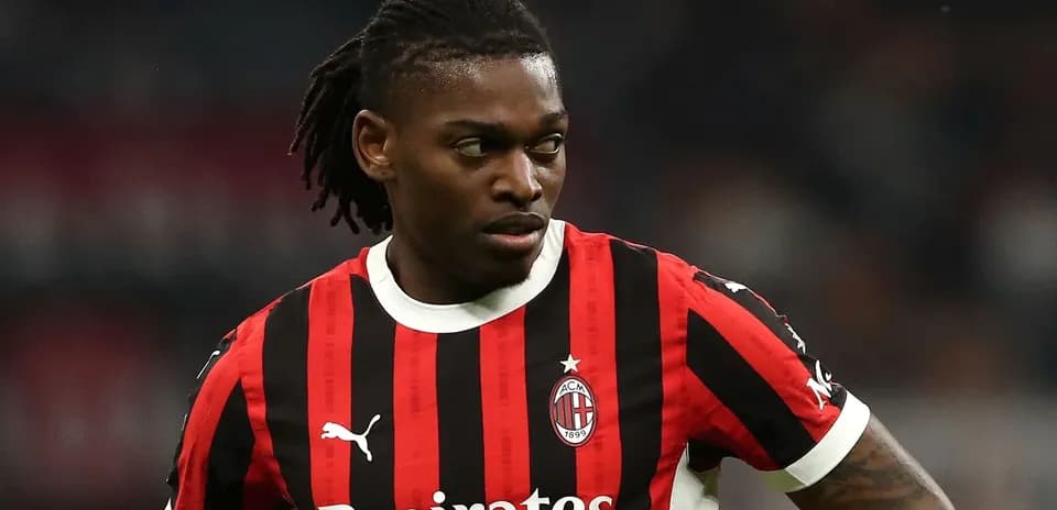 Jugador de AC Milan con camiseta a rayas rojas y negras