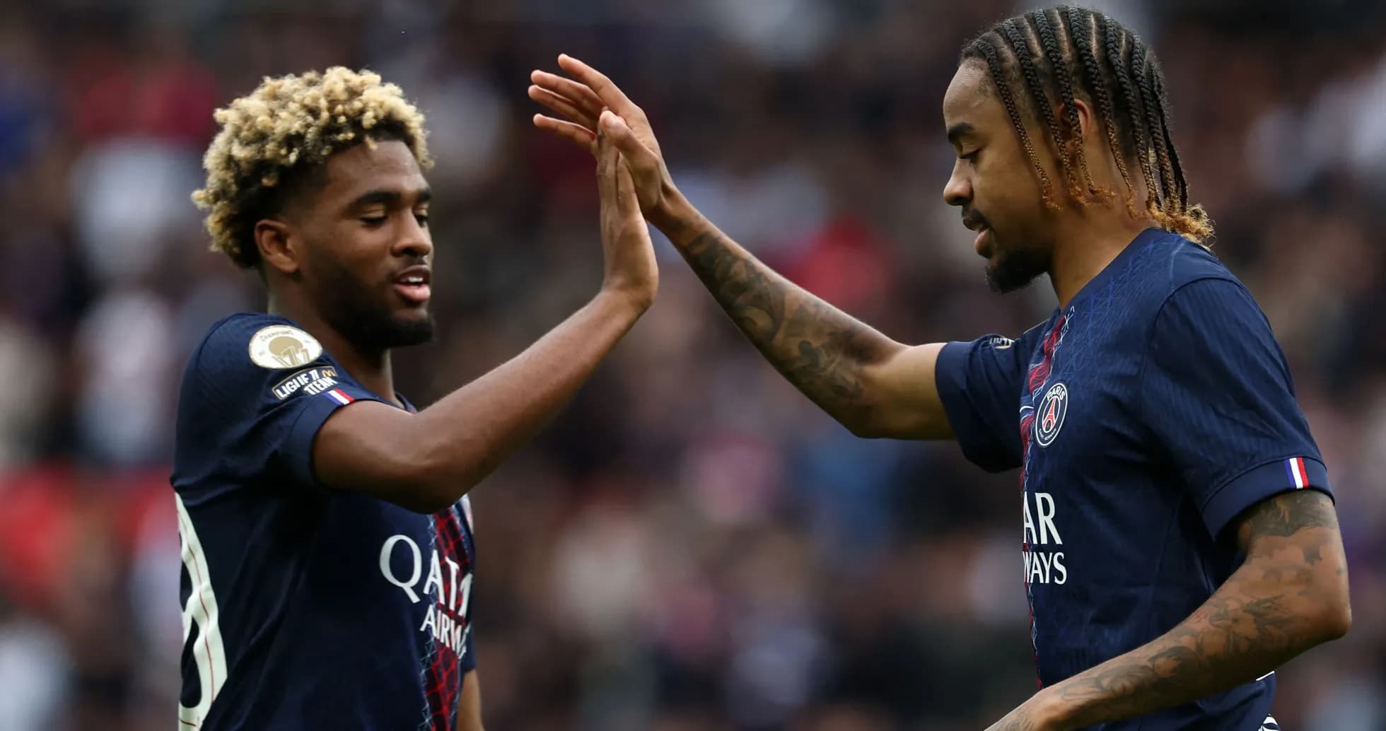 Jugadores de PSG celebrando con un choque de manos