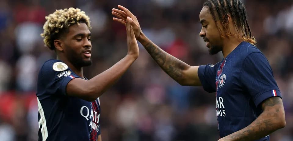 Jugadores de PSG celebrando con un choque de manos