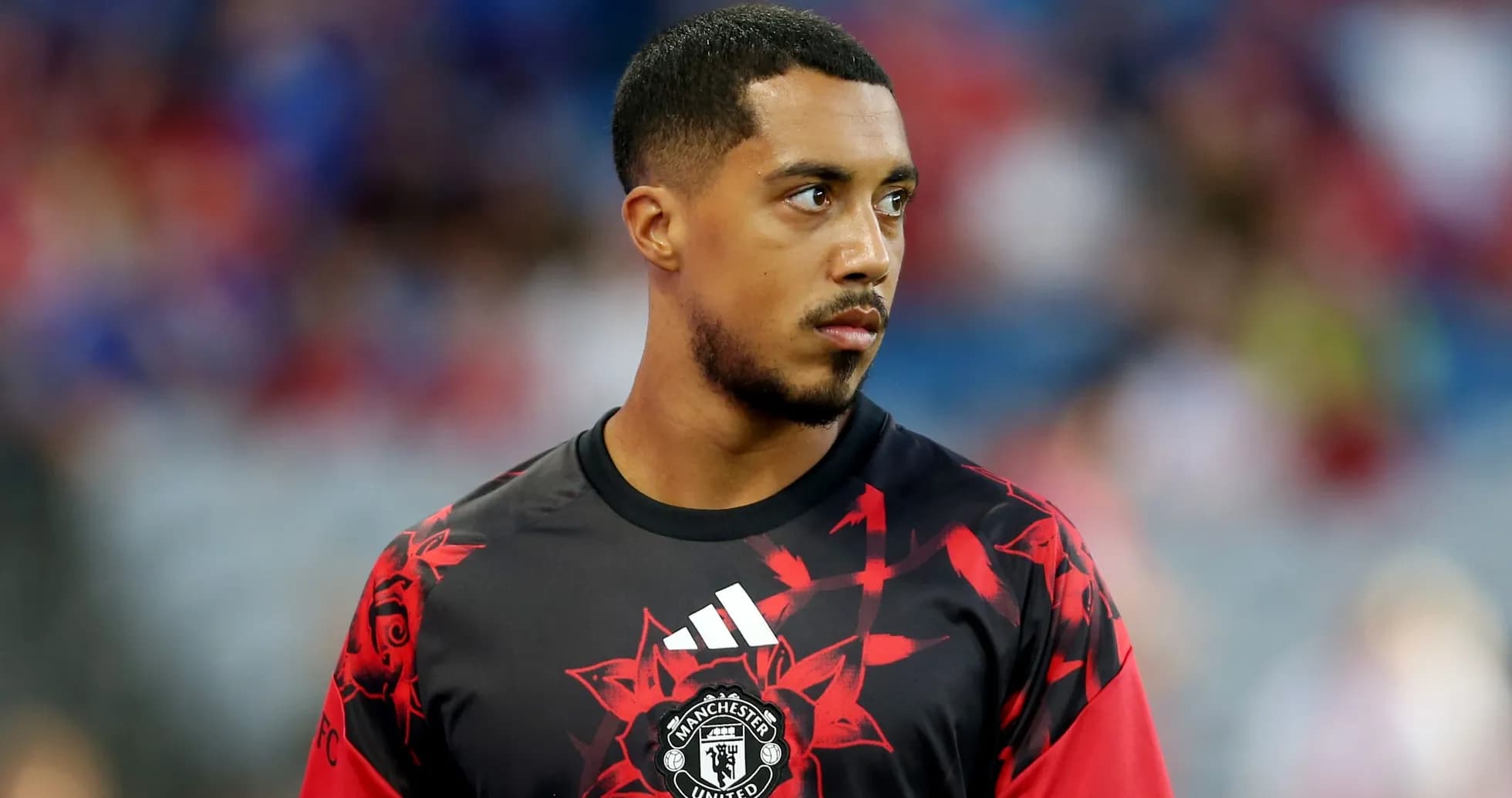 Jugador de Manchester United en sesión de calentamiento