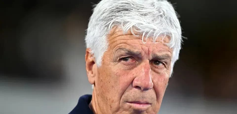 Entrenador observando el partido desde la línea