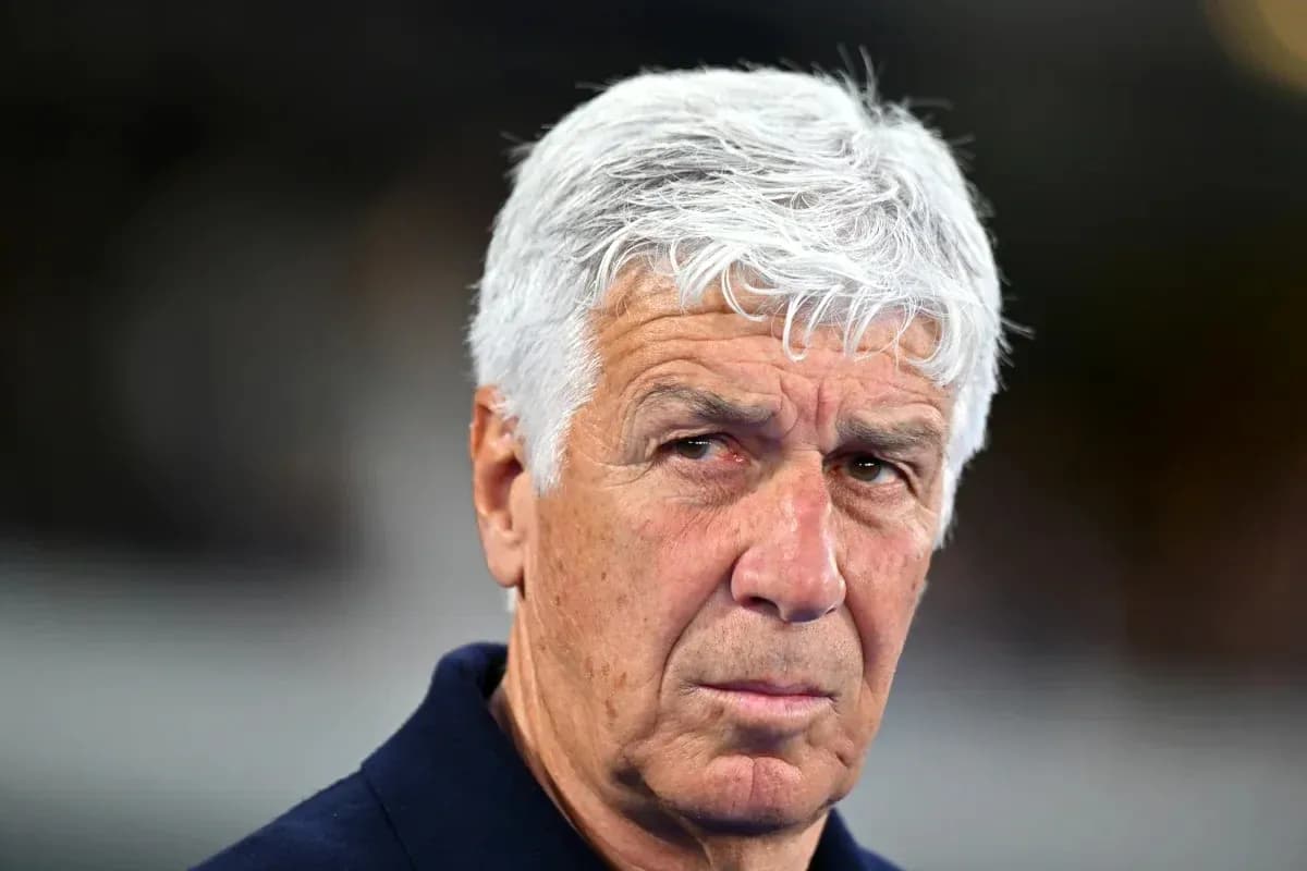 Entrenador observando el partido desde la línea