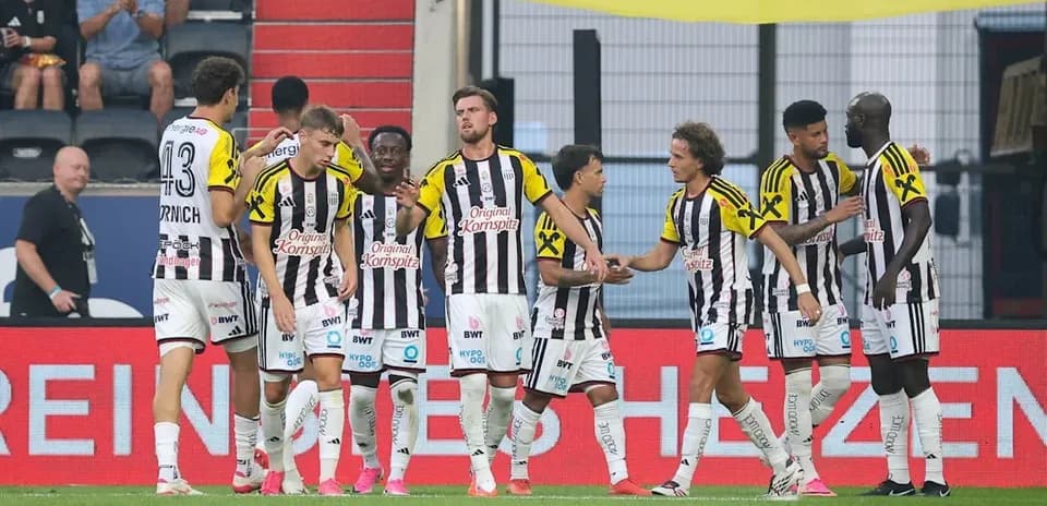 Jugadores del equipo celebrando un gol en el partido