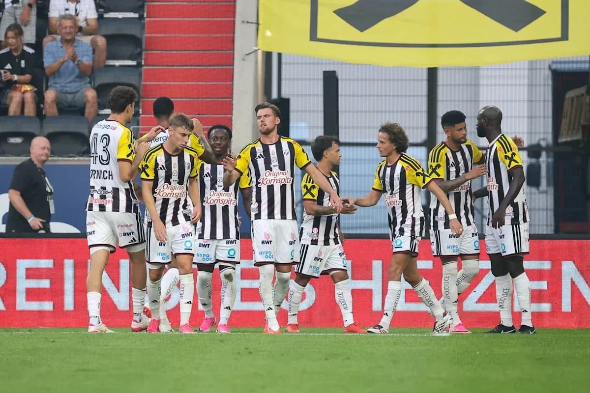 Jugadores del equipo celebrando un gol en el partido