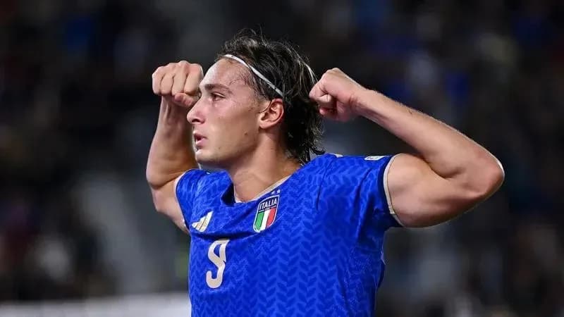 Jugador italiano celebrando un gol durante el partido