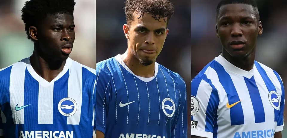 Tres jugadores de Brighton & Hove Albion en uniforme