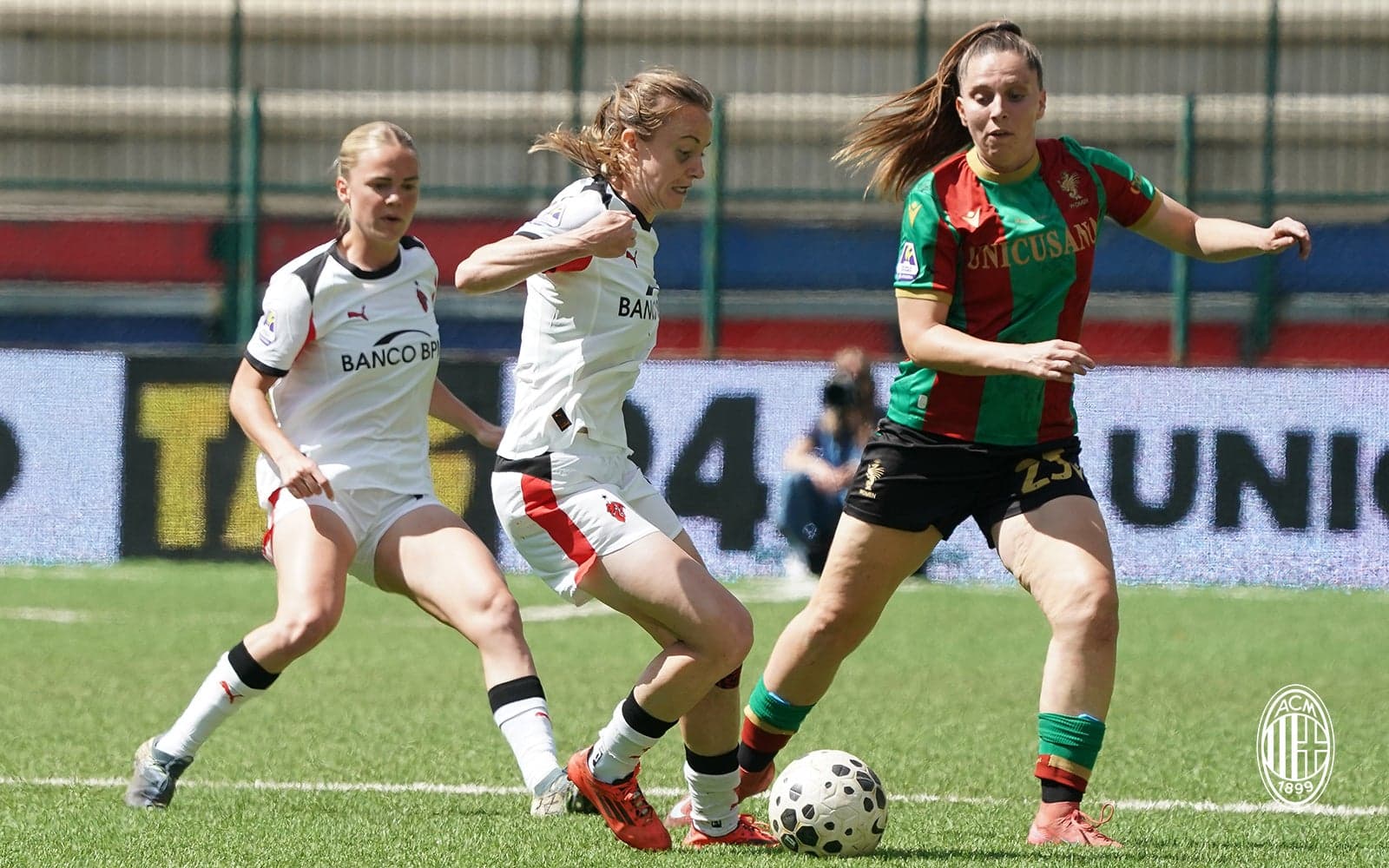 Jugadoras de Ternana y AC Milan en acción