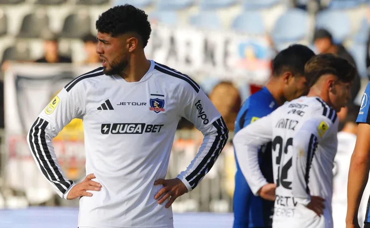Jugador de Colo Colo en partido contra Huachipato