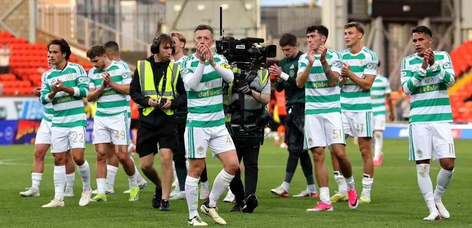 Jugadores de Celtic aplaudiendo al público tras el partido