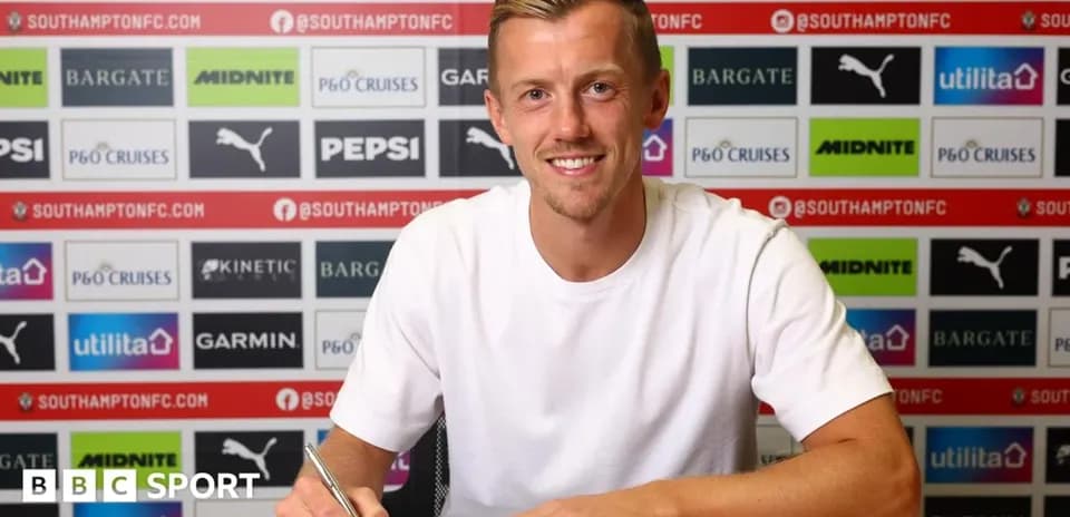 Jugador firmando contrato en conferencia de prensa