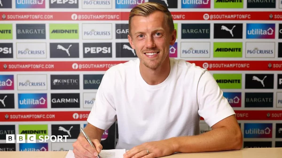 Jugador firmando contrato en conferencia de prensa