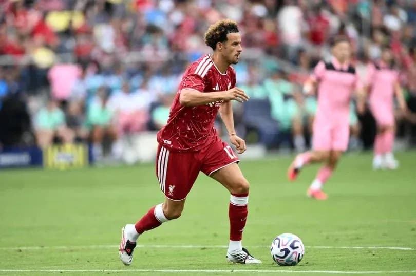 Jugador de Liverpool avanzando con el balón en el campo