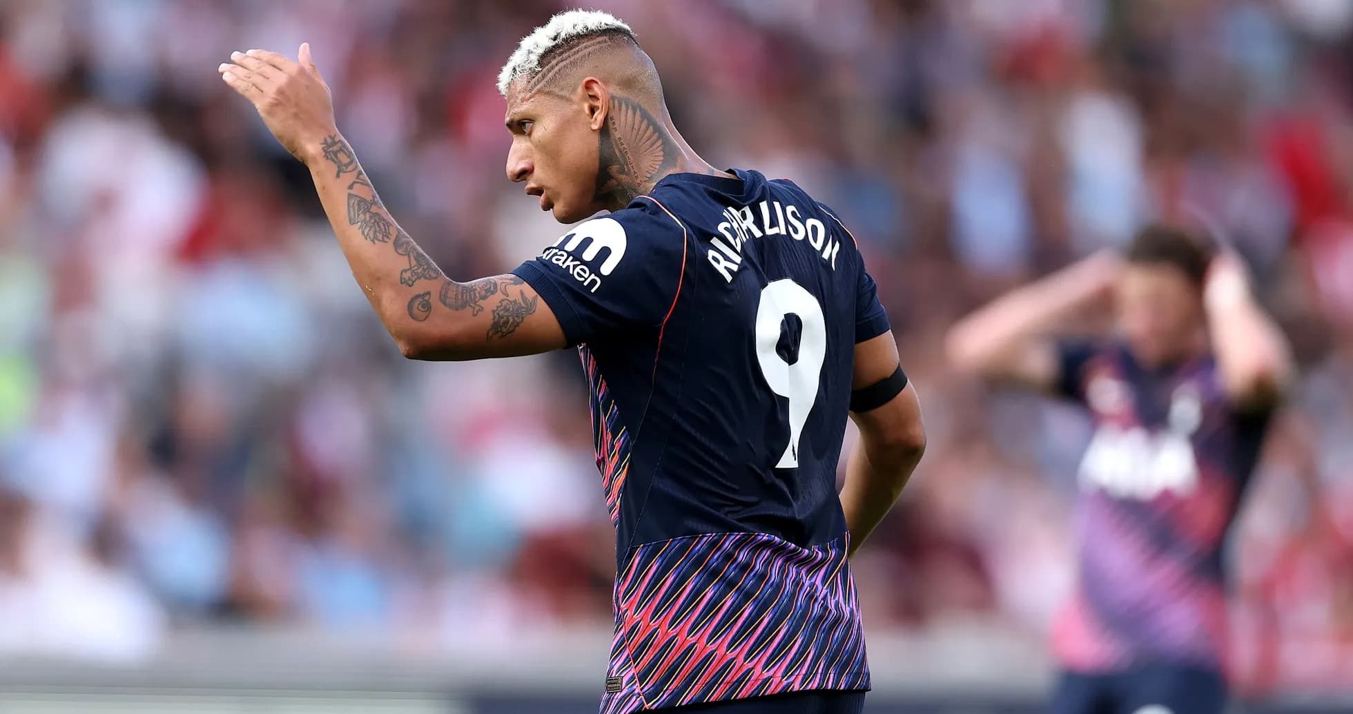 Richarlison señalando durante un partido de fútbol