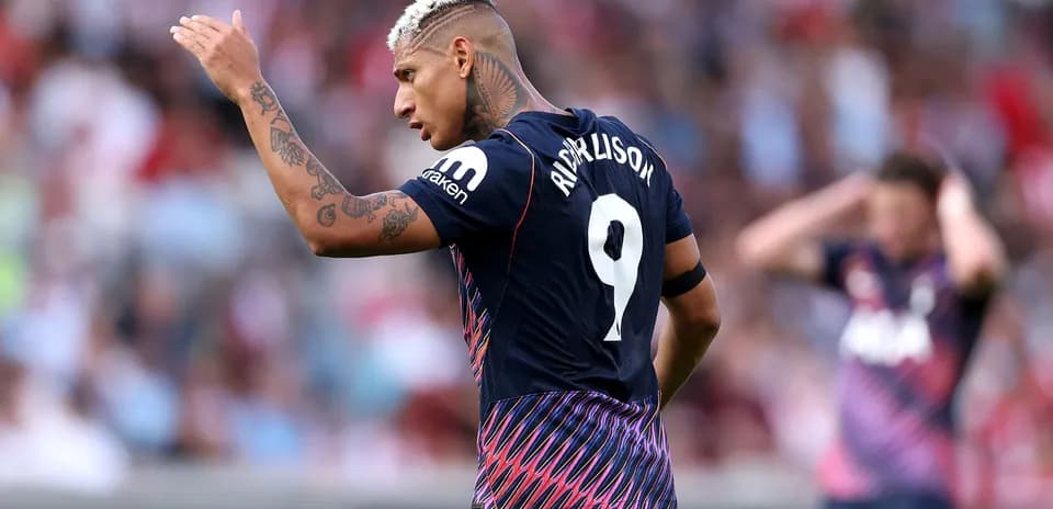 Richarlison señalando durante un partido de fútbol