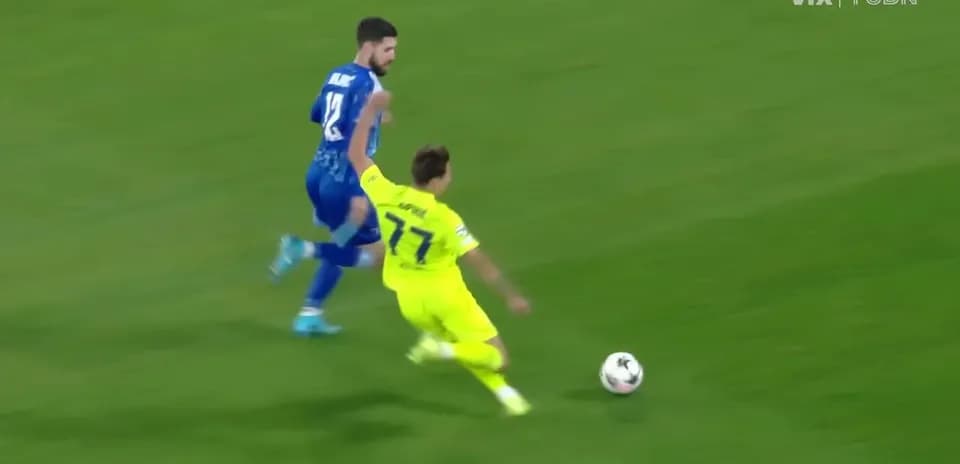 Jugador persiguiendo el balón en el partido