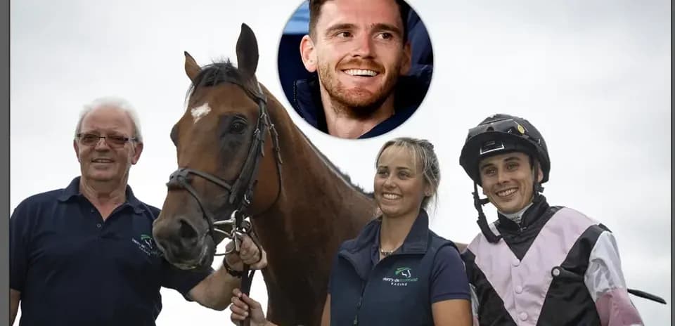Tres personas posando con un caballo en el hipódromo