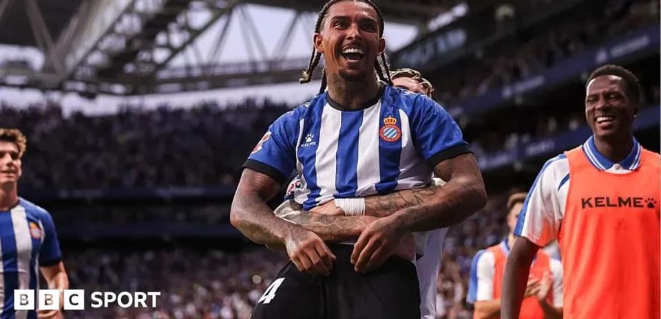 Jugador del Espanyol celebrando con compañeros tras gol