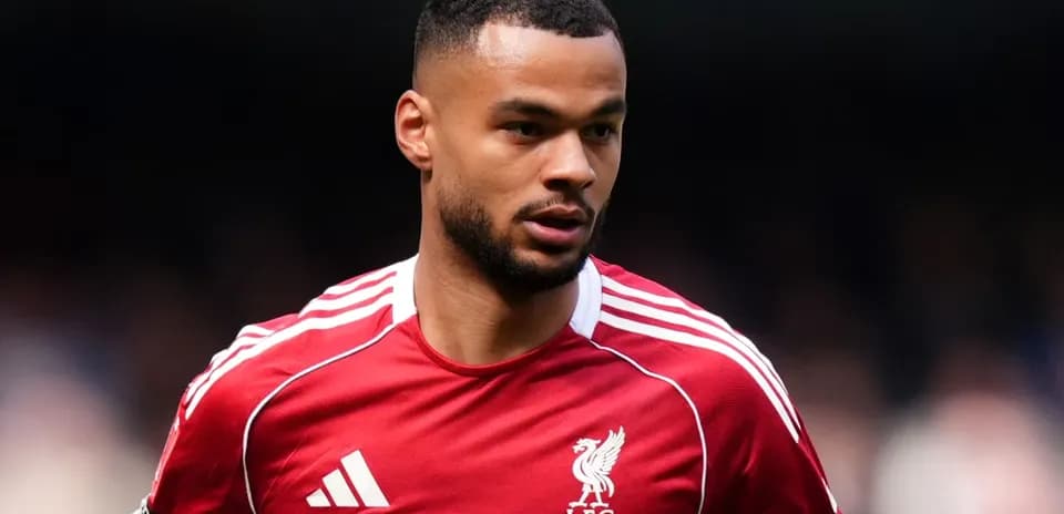 Jugador de Liverpool en uniforme rojo durante partido