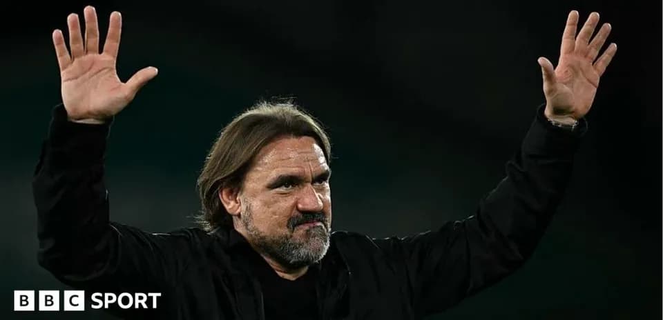 Entrenador saludando al público después del partido