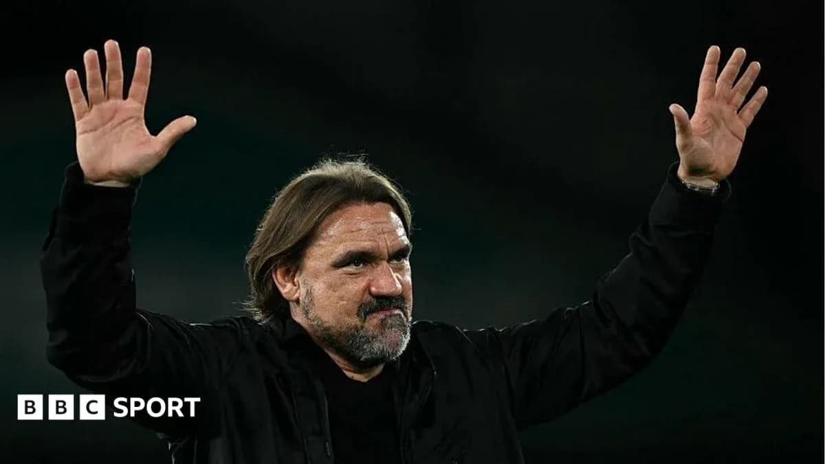 Entrenador saludando al público después del partido