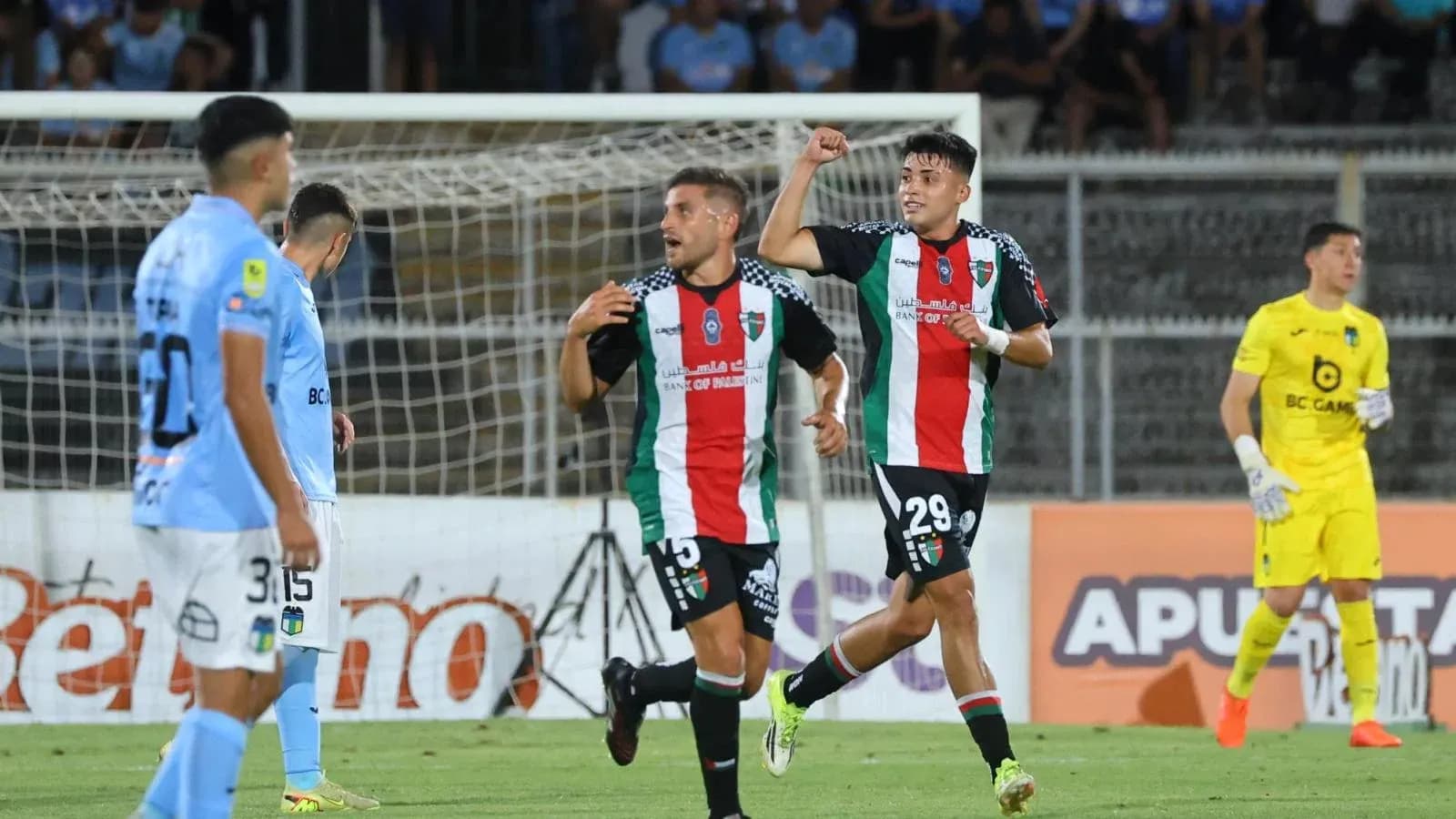 Jugadores de Palestino celebrando un gol