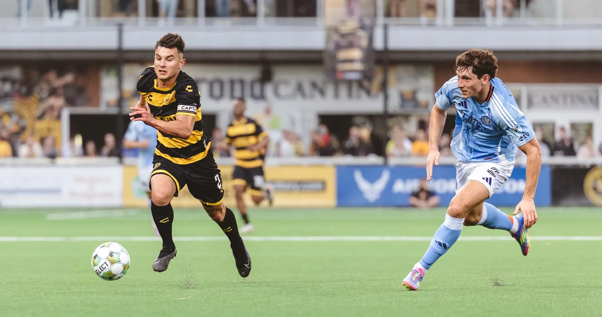 Jugador del Pittsburgh Riverhounds persiguiendo el balón