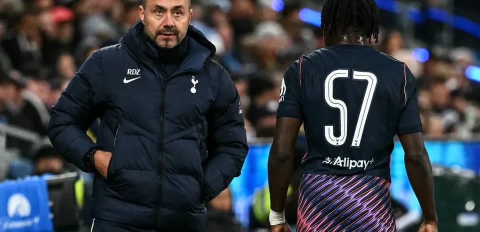 Entrenador de Tottenham hablando con jugador en partido
