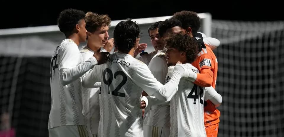 Jugadores celebrando un gol durante el partido