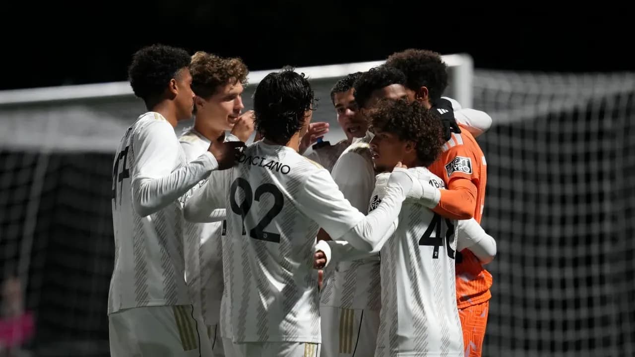 Jugadores celebrando un gol durante el partido