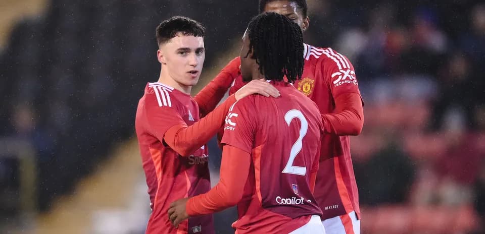 Jugadores de Manchester United celebrando en el campo