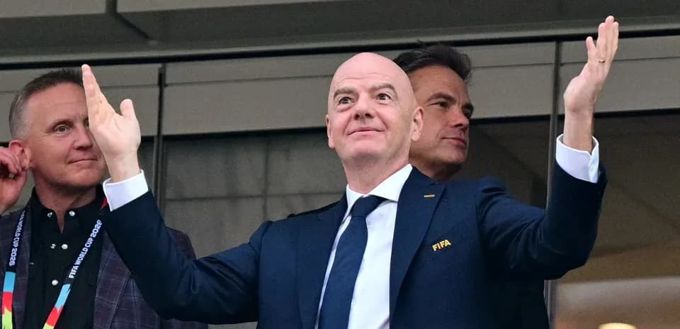 Gianni Infantino saludando desde un palco durante evento