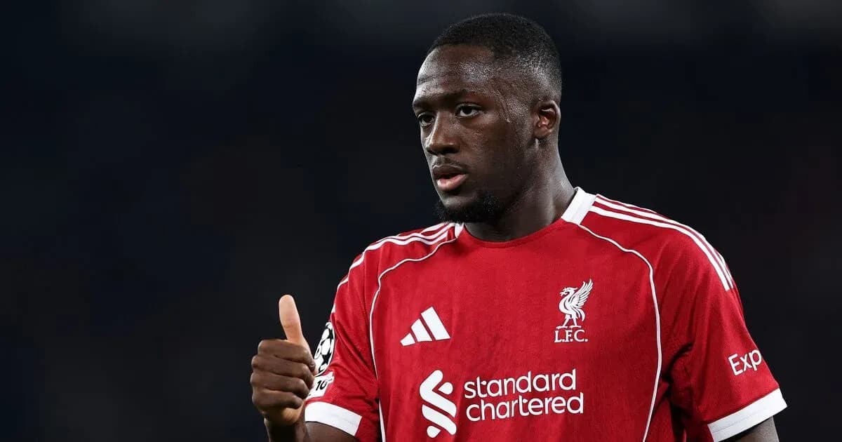 Jugador de Liverpool con pulgar hacia arriba