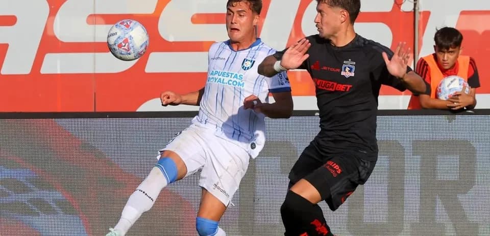 Jugadores de Huachipato y Colo Colo disputando el balón